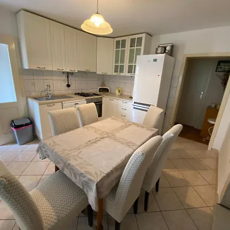 Apartment Apartman Rose Makarska
