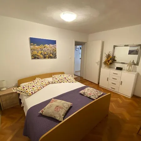 Apartment Apartman Rose Makarska